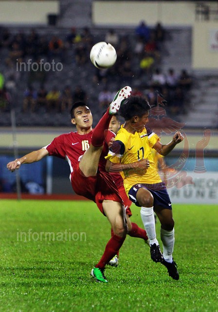 Bị thua bàn từ sớm, U.19 Việt Nam nhanh chóng triển khai tấn công và dần nắm quyền chủ động trên sân, đẩy U21 Brunei phải lui sâu về sân nhà để bảo vệ khung thành.
